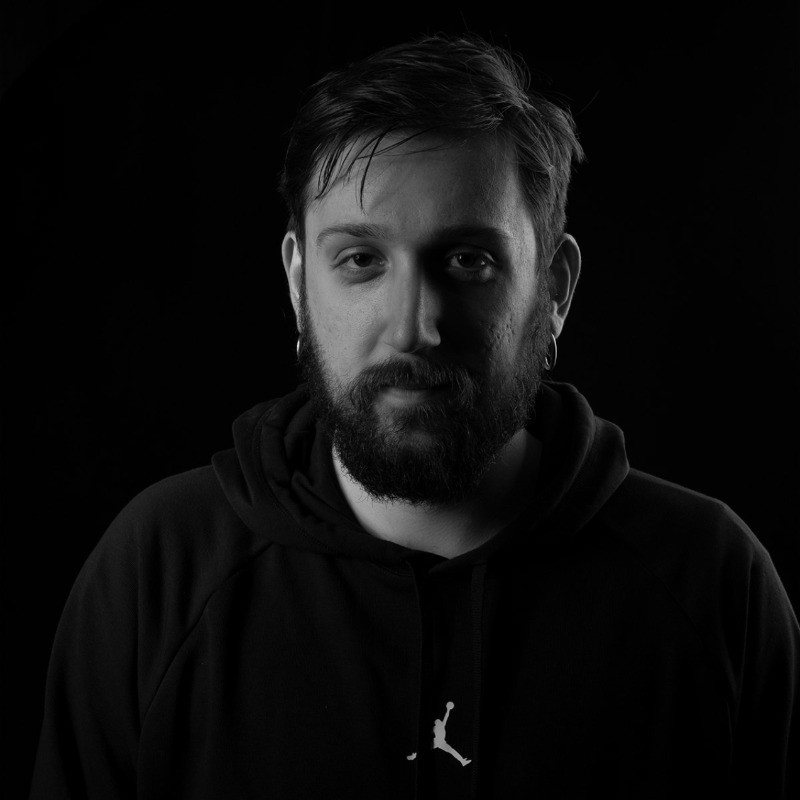 Portrait of Elia Dalbenzio, freelance visual designer